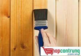 Quét sơn vecni trên bề mặt đồ gỗ để chống mối mọt